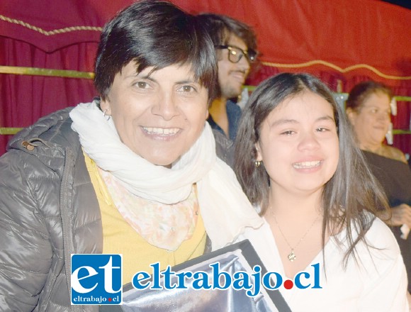 UNA GANADORA.- Aquí vemos a nuestra amiguita recibiendo el premio al Primer Lugar del Sanfest 2017, en la Escuela José de San Martín, en San Felipe.