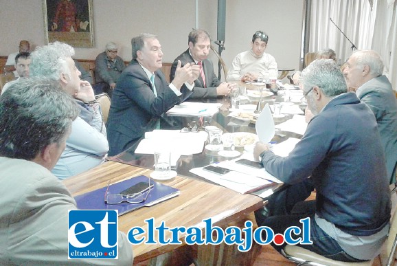 SE AGITAN LAS AGUAS.- Una agitada sesión de Concejo es la que se desarrolló ayer martes en el Salón de Honor, en donde el concejal Cristian Beals lideró la solicitud de remoción. (Archivo).