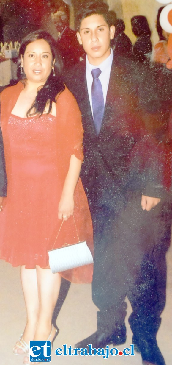Así lucía nuestra amiga antes de ser operada, le acompaña su joven hijo Matías Lucero.