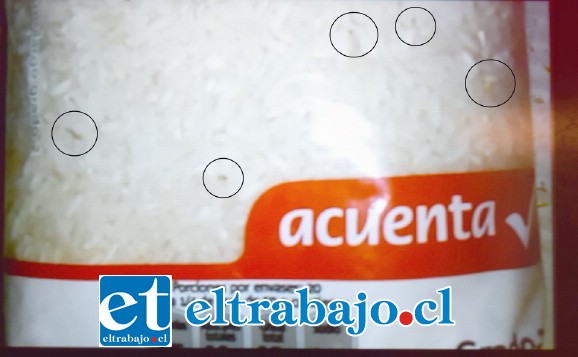 Cientos de gusanos fueron hallados entre el arroz que una vecina compró en súper bodega A Cuenta, en Maipú.