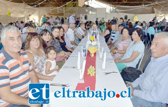 JUNTOS OTRA VEZ.- Aquí vemos a las familias que hace décadas trabajaron en este fundo agrícola, en Los Molles.