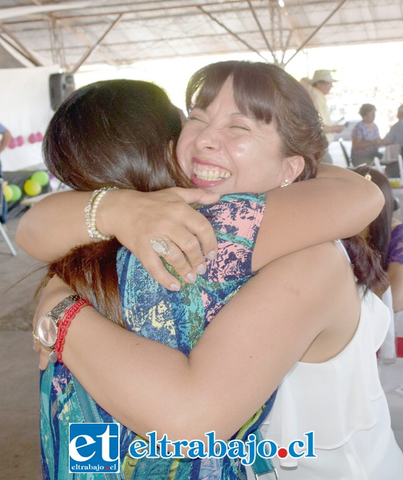 HASTA LAS LÁGRIMAS.- Este emotivo momento lo dice todo: La amistad y el cariño siempre hará arder nuestros corazones.