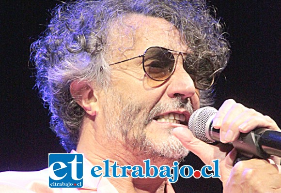 COMO UN COMETA.- Fito Páez también hizo de las suyas durante la más de media hora que duró su presentación.