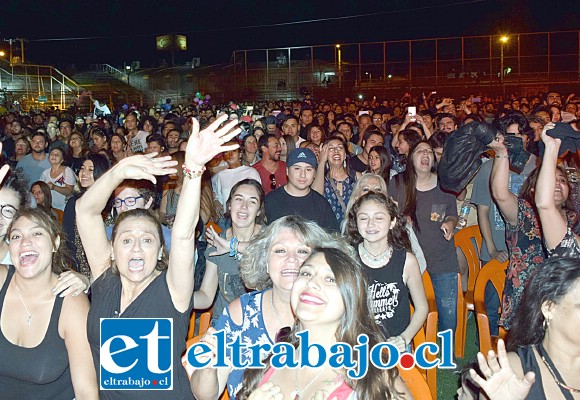 TRAS MUCHO ESPERAR.- Miles de personas corearon los temas de Palmenia y de Fito durante el conciertazo del viernes en el estadio municipal.