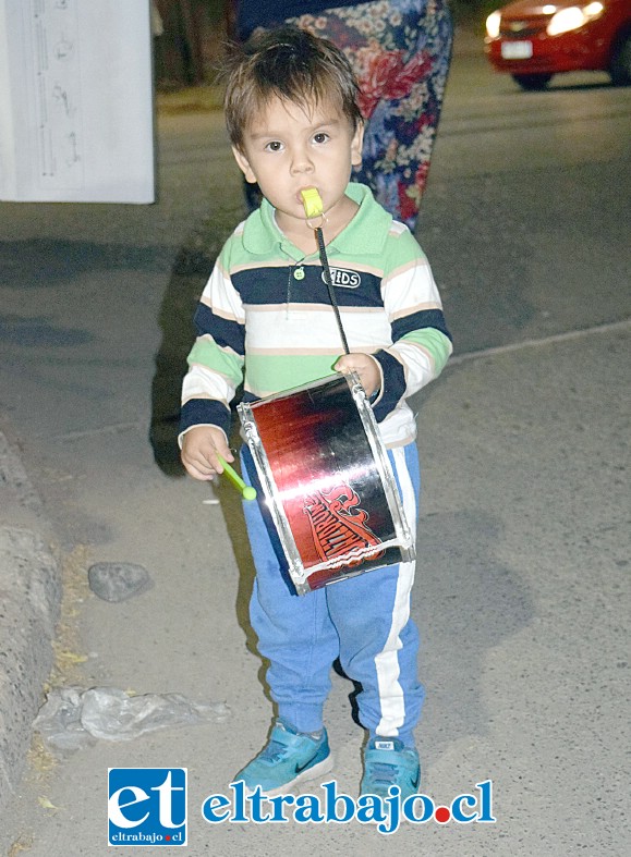 NUESTRO FUTURO.- Este pequeñín también se unió a la protesta, pues él sería uno de los más afectados si no se crean los mecanismos de mitigación en esta vía.