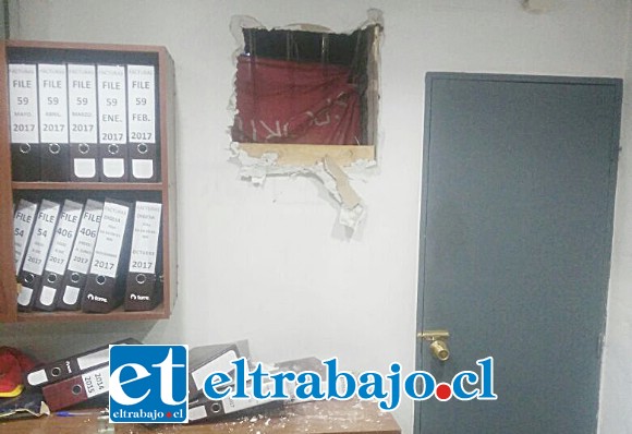 Por esta ventana el o los delincuentes lograron ingresar hasta la oficina, luego de haber quitado la protección metálica.