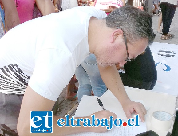 A FIRMAR TODOS.- Los adultos también firmaron la petición, son firmas que serán presentadas al Congreso juntamente con millones más que ya se están colectando a nivel nacional.