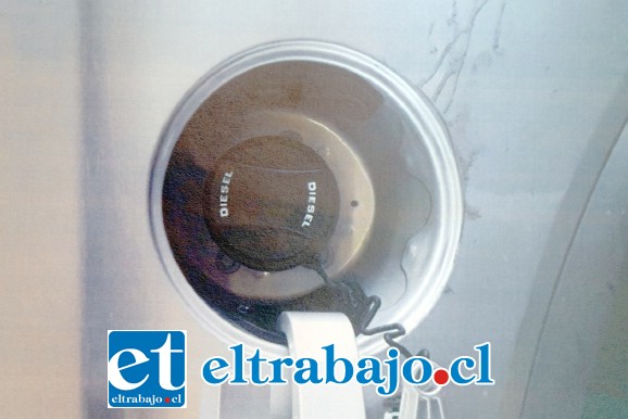 ERROR HUMANO.- Claramente se lee en la tapa del estanque la palabra DIESEL, detalle importantísimo que el empleado no advirtió.