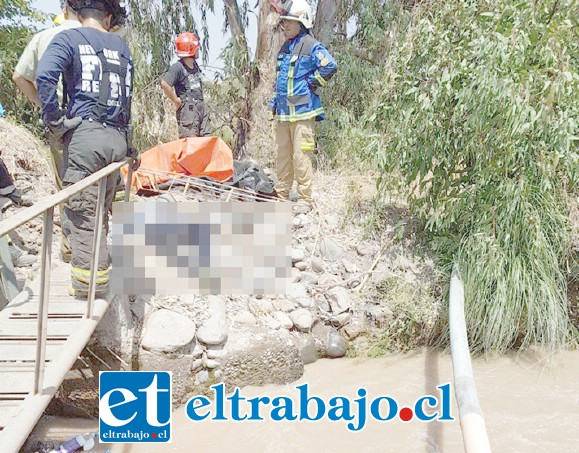 Personal de Bomberos procedió a rescatar el cuerpo ya sin vida del octogenario occiso, el que fue encontrado en una zona de compuertas.