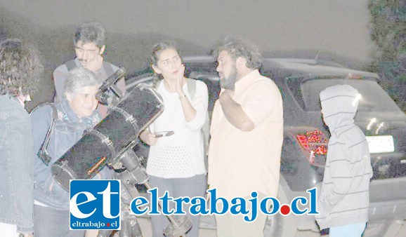 Los participantes pueden efectuar observaciones a través de un potente telescopio, a cargo de miembros del Observatorio Pocuro.