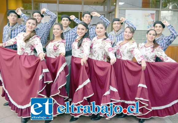 NUESTRO BALLET.- Estos jóvenes son los integrantes del Ballet Folclórico Municipal de San Felipe, dirigidos por Danilo Godoy.
