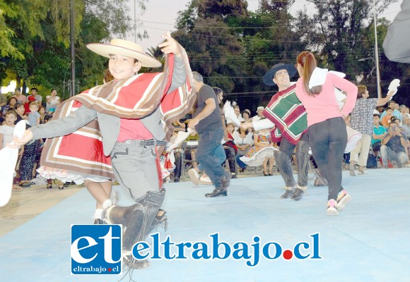 CUECA PARA TODOS.- El público también tuvo la oportunidad de disfrutar de nuestro Baile Nacional.