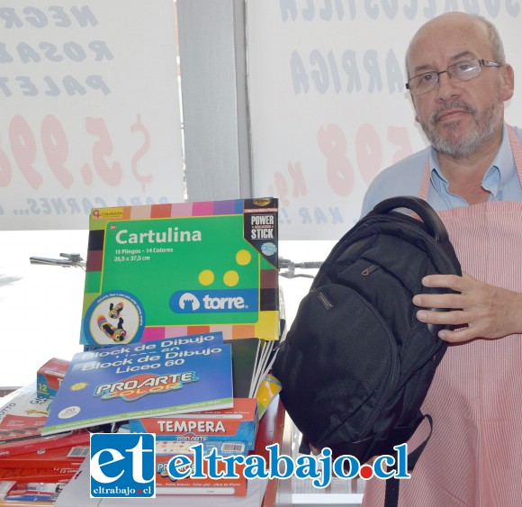 TÍMIDA RESPUESTA.- Don Juan González muestra los únicos donativos que han llegado a su carnicería, por eso el llamado lo hacemos de nuevo.