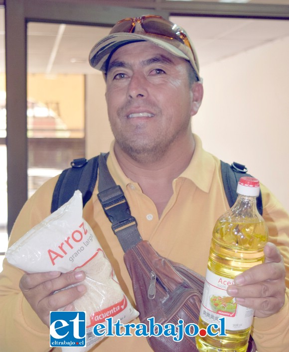 NO IMPORTA LA CANTIDAD.- Marcelo Castro, empleado de los Corrales municipales, visitó nuestra Sala de Redacción para entregar este valioso donativo.