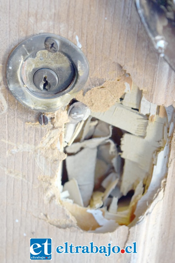 PUERTA DAÑADA.- La puerta de la casa de Rosendo quedó seriamente dañada, al final no pudieron lincharlo, pero poco faltó.