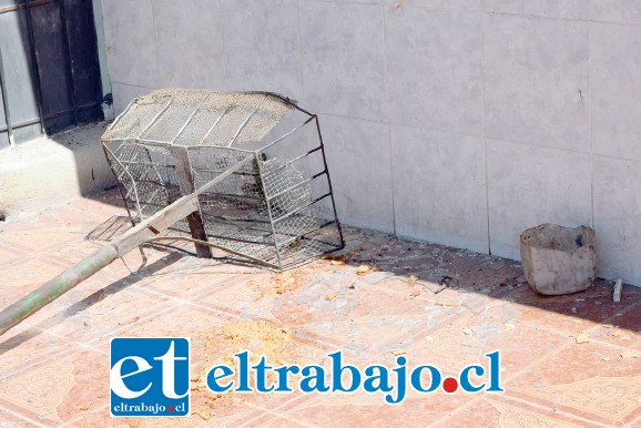 VIOLENTA REACCIÓN.- La canasta metálica fue arrancada por los vecinos y arrojada violentamente contra su casa.