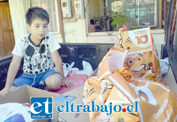 ASOMBRADO.- El pequeño Cristóbal no lo podía creer, tantos regalos para él y sus hermanos, ahora sí, a estudiar amiguito.