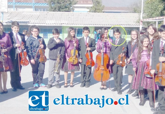 MUY TALENTOSOS.- Aquí vemos al joven Sebastián Santibáñez junto a sus compañeros de la Orquesta Sinfónica de la Escuela José de San Martín.