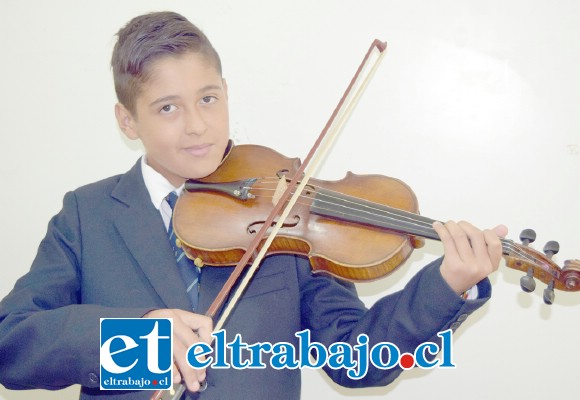 JOVEN VIOLINISTA.- Sebastián nos mostró su violín, él asegura que es feliz cuando lo toca.