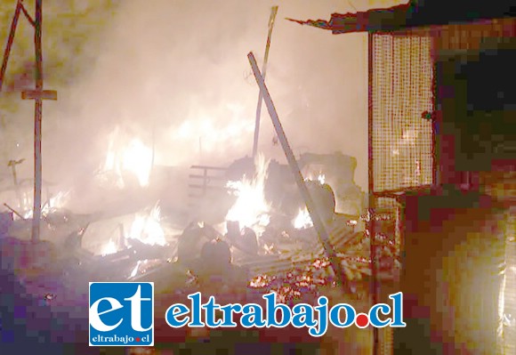 Alrededor de 40 voluntarios de Bomberos trabajaron para el lograr reducir en su totalidad las llamas.