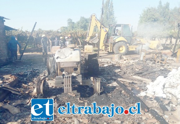 Las labores de Bomberos se extendieron hasta el mediodía del viernes.