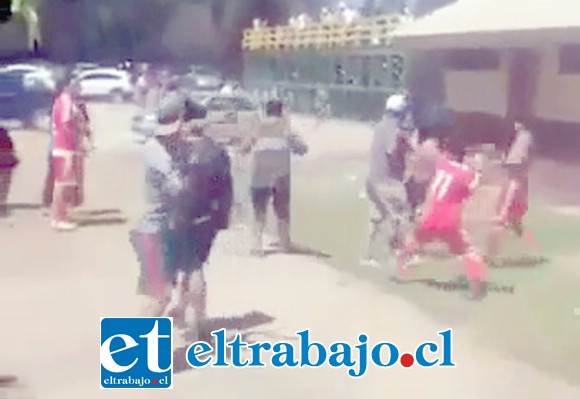 En la secuencia gráfica se puede apreciar los incidentes muy graves se produjeron en el partido por la Copa de Campeones entre los clubes Las Bandurrias y 28 de Marzo.
