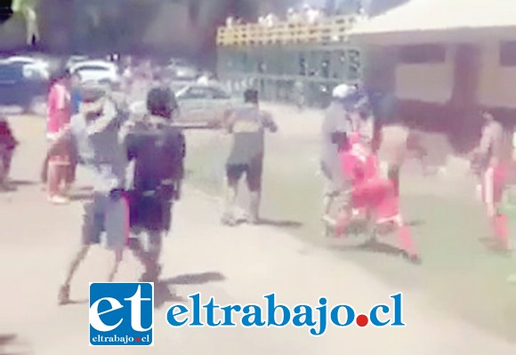 En la secuencia gráfica se puede apreciar los incidentes muy graves se produjeron en el partido por la Copa de Campeones entre los clubes Las Bandurrias y 28 de Marzo.