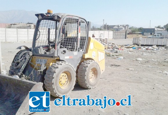 El operador del cargador frontal realizaba labores de limpieza en el sector cuando sin darse cuenta aplastó el cuerpo del joven indigente.