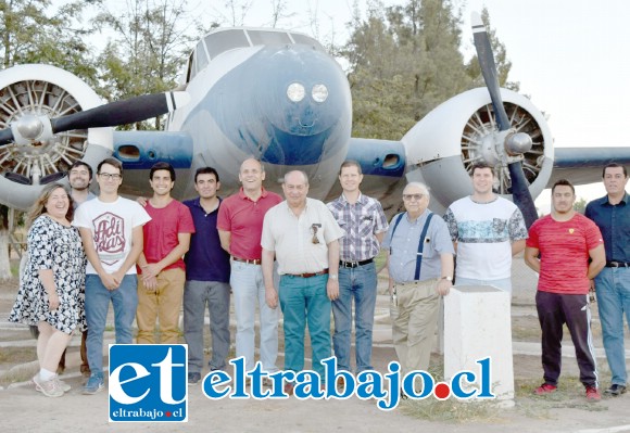 TE INVITAN A VOLAR.- Ellos son los pilotos que conforman el directorio del club y que también te invitan a volar este fin de semana: Andrés Valenzuela, director de operaciones; Cristopher De la Puente, director de la Escuela de Vuelo; René Martínez, presidente; Sergio Tapia, director de materiales y Enrique Stange, tesorero.