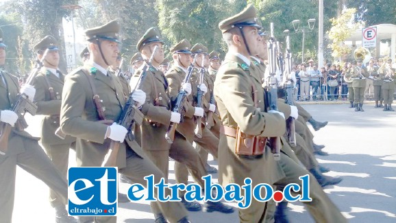 Carabineros pasando frente a las autoridades.