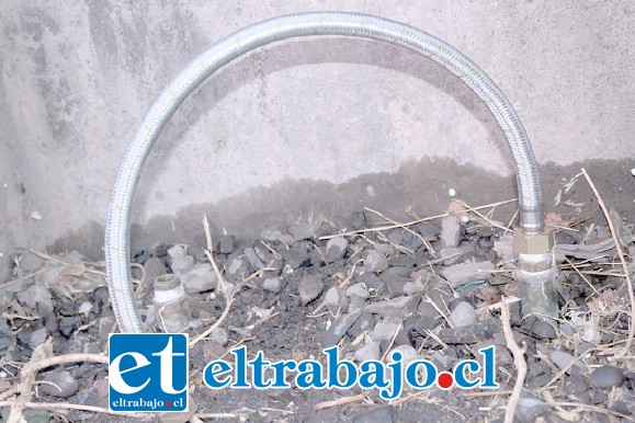 LE ROBA A TODOS.- Los antisociales roban agua de la tubería de Esval, ya no hay medidor, pero igual roban.
