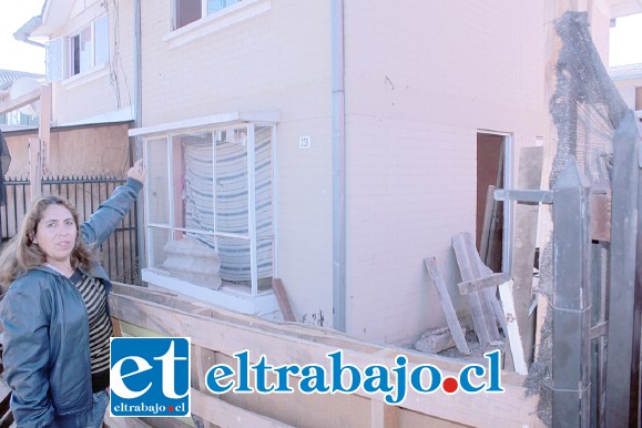UN SERIO PROBLEMA.- Doña Claudia Salazar nos muestra la casa que está siendo utilizada por indigentes para pernoctar y centro de operaciones para sus delitos.