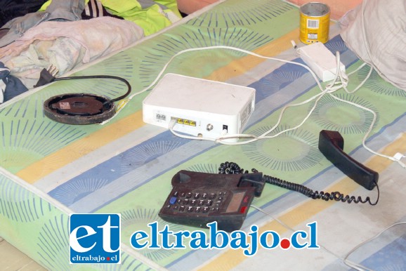 BODEGA DE LO AJENO.- En el interior de la casa hay teléfonos, antenas de señal de Internet y otras cosas robadas a los vecinos de nuestra comuna.