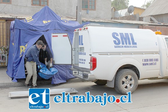 UN TRISTE FINAL.- El cuerpo de Claudia Montenegro fue levantado del lugar cerca de las 10:00 horas por funcionarios de la PDI, en Villa 250 Años.