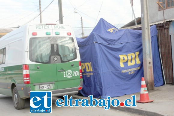 EN UNA FRÍA MAÑANA.- Fueron los vecinos de Villa 250 Años los que dieron aviso a Carabineros, luego de ver que Claudia no se movía.
