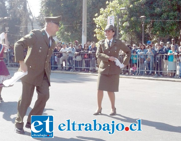 Nuestro baile nacional no podía estar ausente de esta celebración, dos funcionarios bailan un pie de cueca frente a las autoridades.