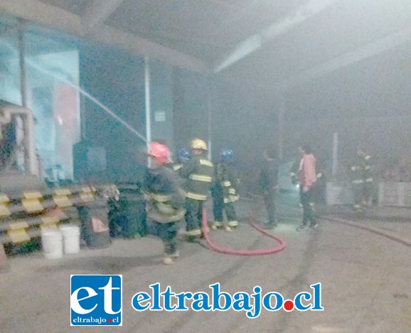 Los voluntarios de Bomberos trabajando en la reducción del fuego. (Foto: Emergencia Santa María).