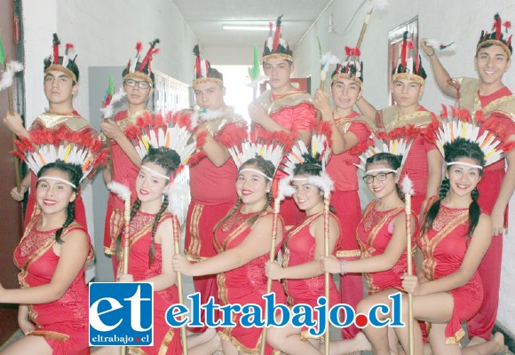 IMPONENTES DEL FOLKLORE.- Ellos son nuestros folcloristas sanfelipeños de la Escuela Industrial, quienes viajaron el miércoles hasta la VII Región de Chile, a representarnos en el 10º Campeonato nacional de Rodeo y Folklore SNA Educa.