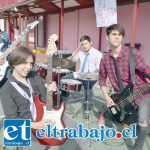 Vendiendo hamburguesas compró una guitarra para formar su propia banda Vendiendo hamburguesas compró una guitarra para formar su propia banda