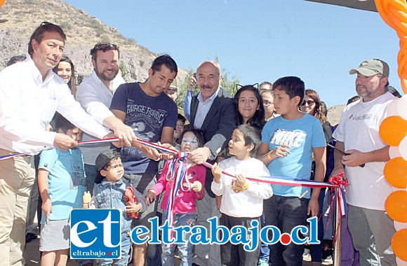 ¡LO CUIDARÁN!- Ilusionados, vecinos y autoridades cortaron la cinta para inaugurar este reducto deportivo y recreativo.