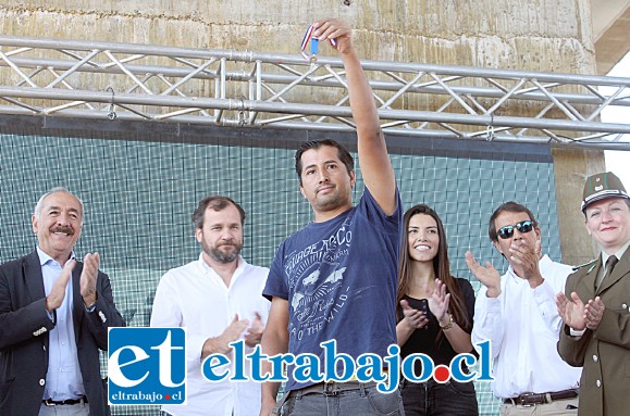 ENTREGA DE LLAVES.- Las llaves del complejo las recibió a nombre de las demás juntas vecinales, Armando Díaz Salas, presidente de la junta vecinal Sol del Inca.