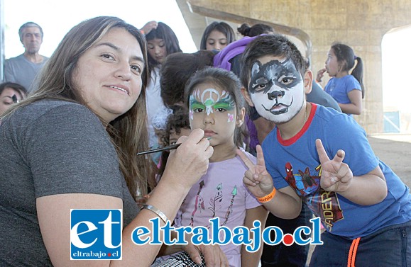 MAGIA EN EL PUENTE.- Decenas de pequeñitos hicieron fila para ser maquillados, mientras que otros disfrutaban de los juegos inflables y resbalones.