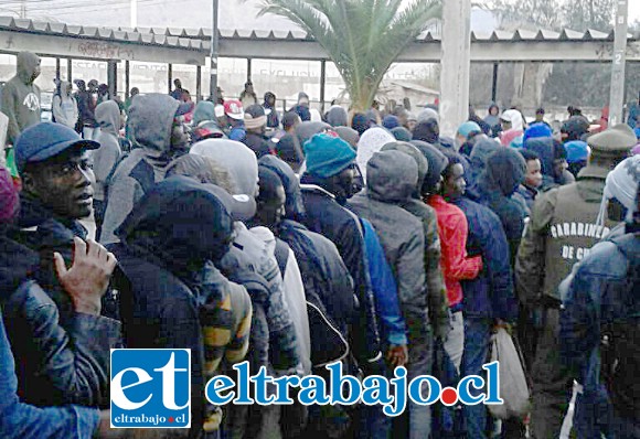 “Apretados”, así estaban en las filas algunos de los extranjeros. “Apretados”, así estaban en las filas algunos de los extranjeros.