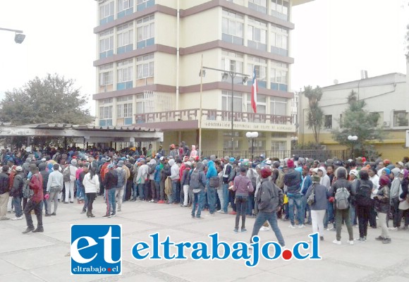 Gran cantidad de extranjeros, mayoritariamente haitianos, formaron una verdadera marea humana haciendo fila para ser atendidos.