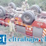 Tres bomberos lesionados tras volcar carro-bomba durante emergencia Tres bomberos lesionados tras volcar carro-bomba durante emergencia
