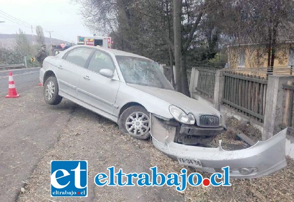 El vehículo que habrían utilizado los delincuentes resultó con daños en su carrocería. (Fotografías: @EmergPanquehue).
