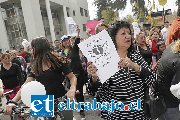 IRA Y CONSTERNACIÓN.- En un momento los enardecidos manifestantes comenzaron a lanzar piedras contra el edificio, rompiendo algunos ventanales.