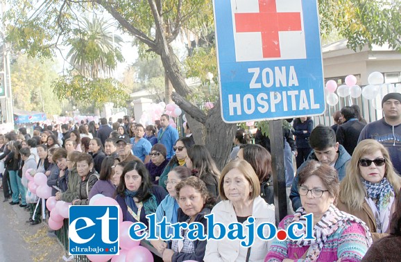 AVENIDAS COLAPSADAS.- Las avenidas de la ciudad de Los Andes colapsaron durante más de tres horas, Carabineros debió cerrar varias calles a fin de dar espacio a las miles de personas que llegaron de todo el país.
