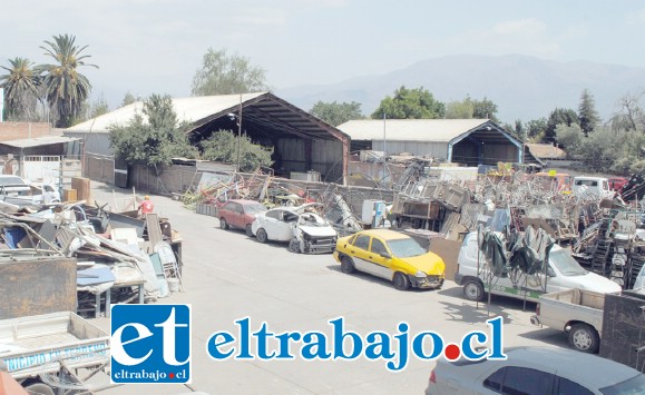 Los bienes a rematar son principalmente vehículos municipales, particulares y muebles escolares.
