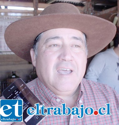 José Toro Parras, lleva siete años preparando la chicha artesanal de la Parada Militar de nuestro país.